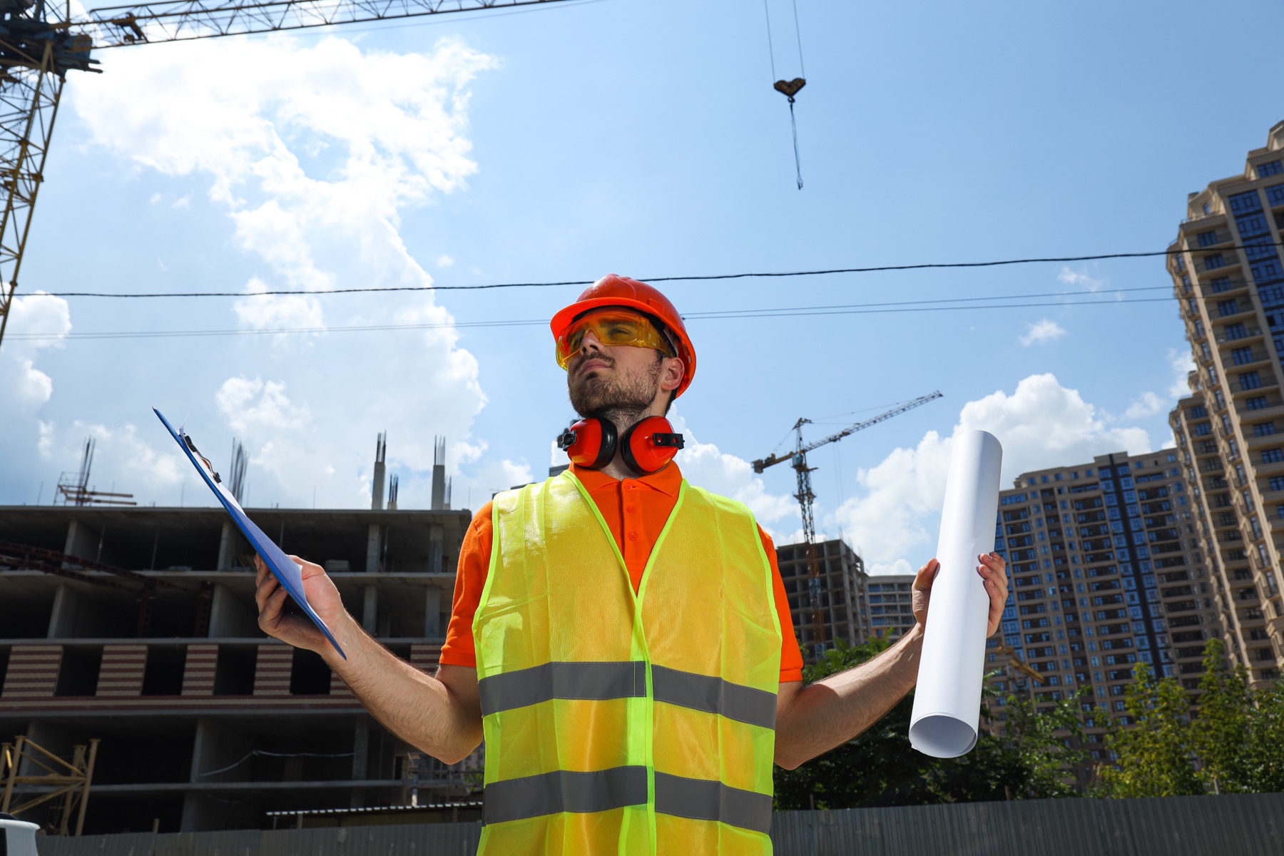 Professionnel du bâtiment sur un chantier